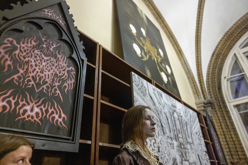 Wernisaż wystawy Dark Academia Kościoła Nihilistów w budynku po bibliotece na Szajnochy (19 października 2024)