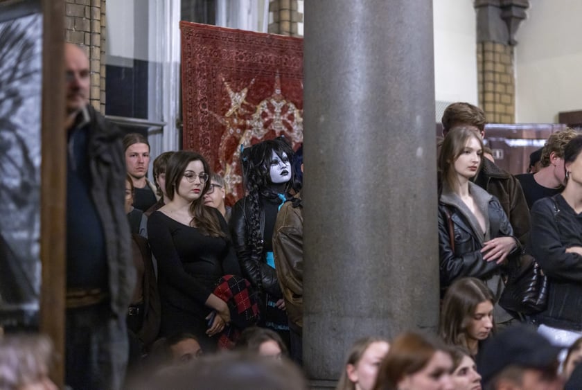 Wernisaż wystawy Dark Academia Kościoła Nihilistów w budynku po bibliotece na Szajnochy (19 października 2024)