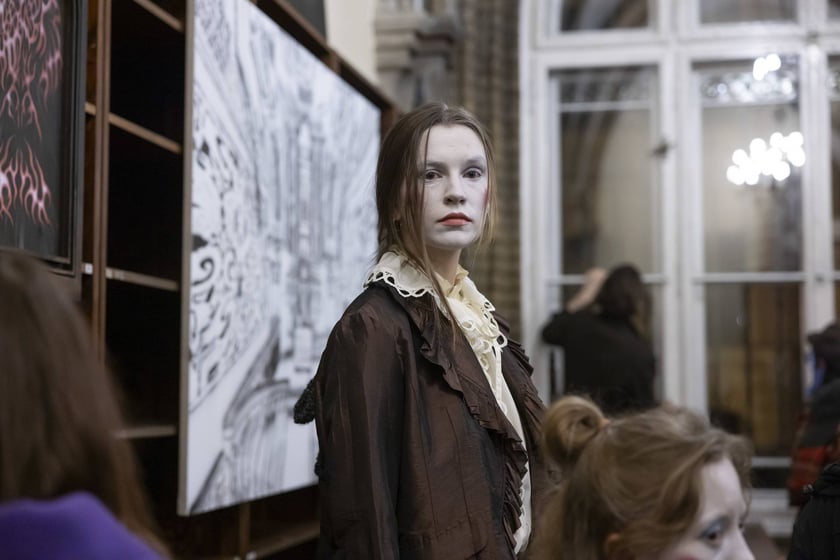 Wernisaż wystawy Dark Academia Kościoła Nihilistów w budynku po bibliotece na Szajnochy (19 października 2024)