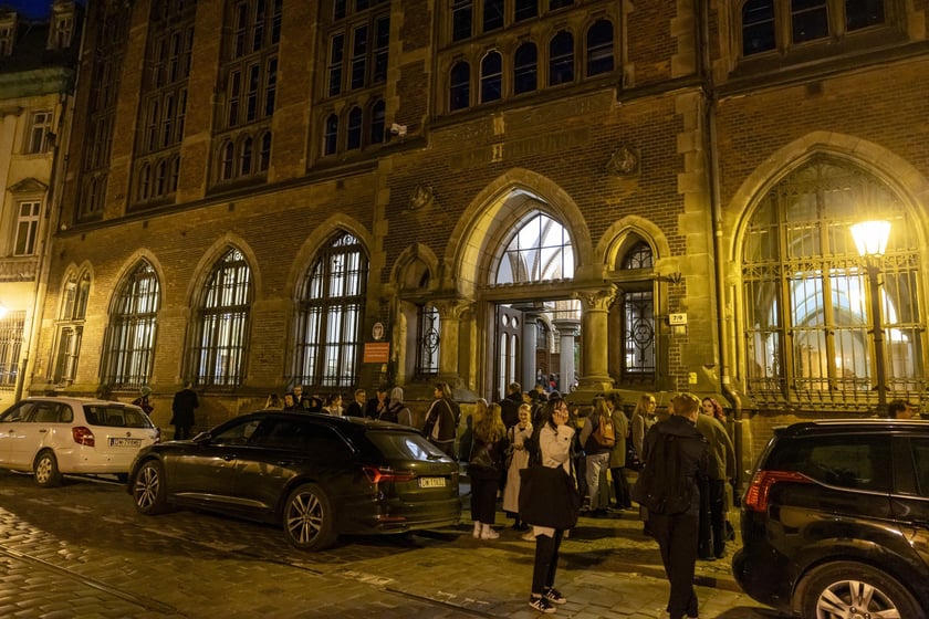 Wernisaż wystawy Dark Academia Kościoła Nihilistów w budynku po bibliotece na Szajnochy (19 października 2024)