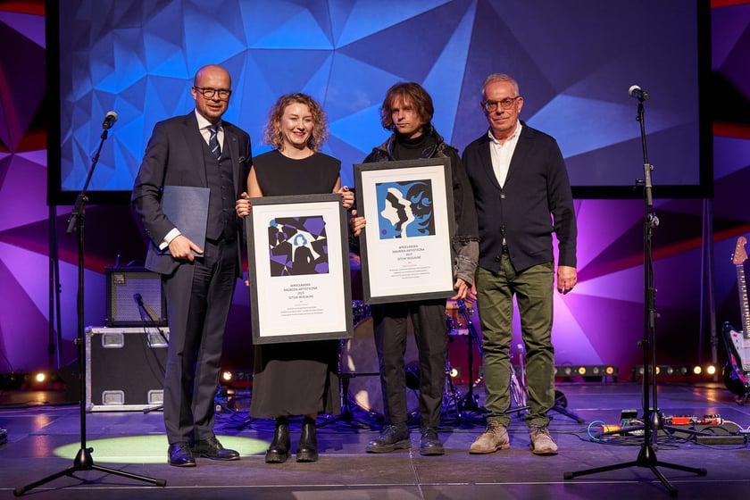 Od lewej: Jakub Mazur (wiceprezydent Wrocławia), Joanna Kobyłt i Paweł Baśnik (artyści), Jerzy Pietraszek (dyrektor Wydziału Kultury UMW)