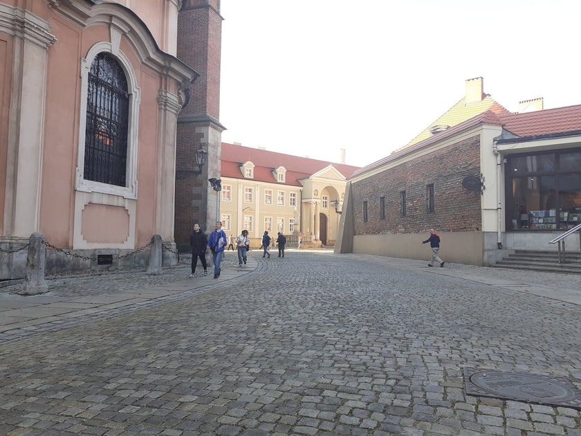 Plac Katedralny, w XIV wieku pod brukiem był cmentarz parafialny