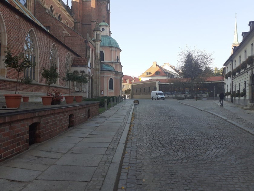 Plac Katedralny, w XIV wieku pod brukiem był cmentarz parafialny