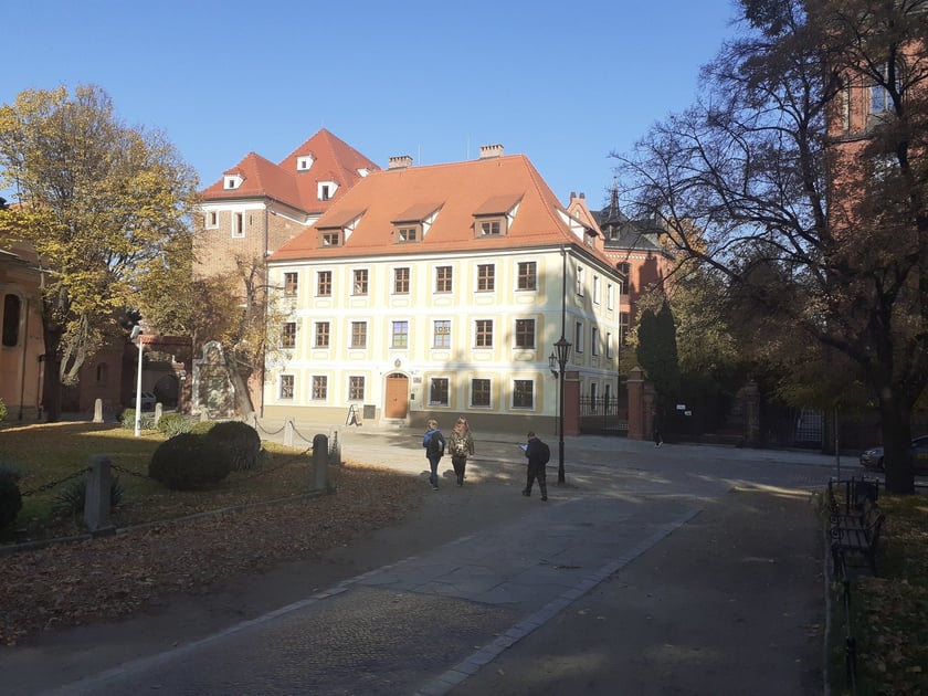 Po wschodniej stronie katedry prawdopodobnie był pierwszy cmentarz w mieście