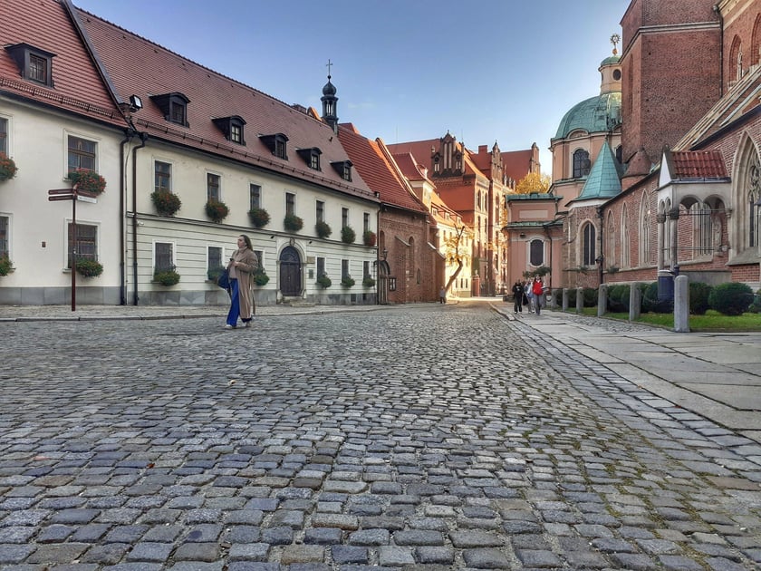 Plac Katedralny, w XIV wieku pod brukiem był cmentarz parafialny