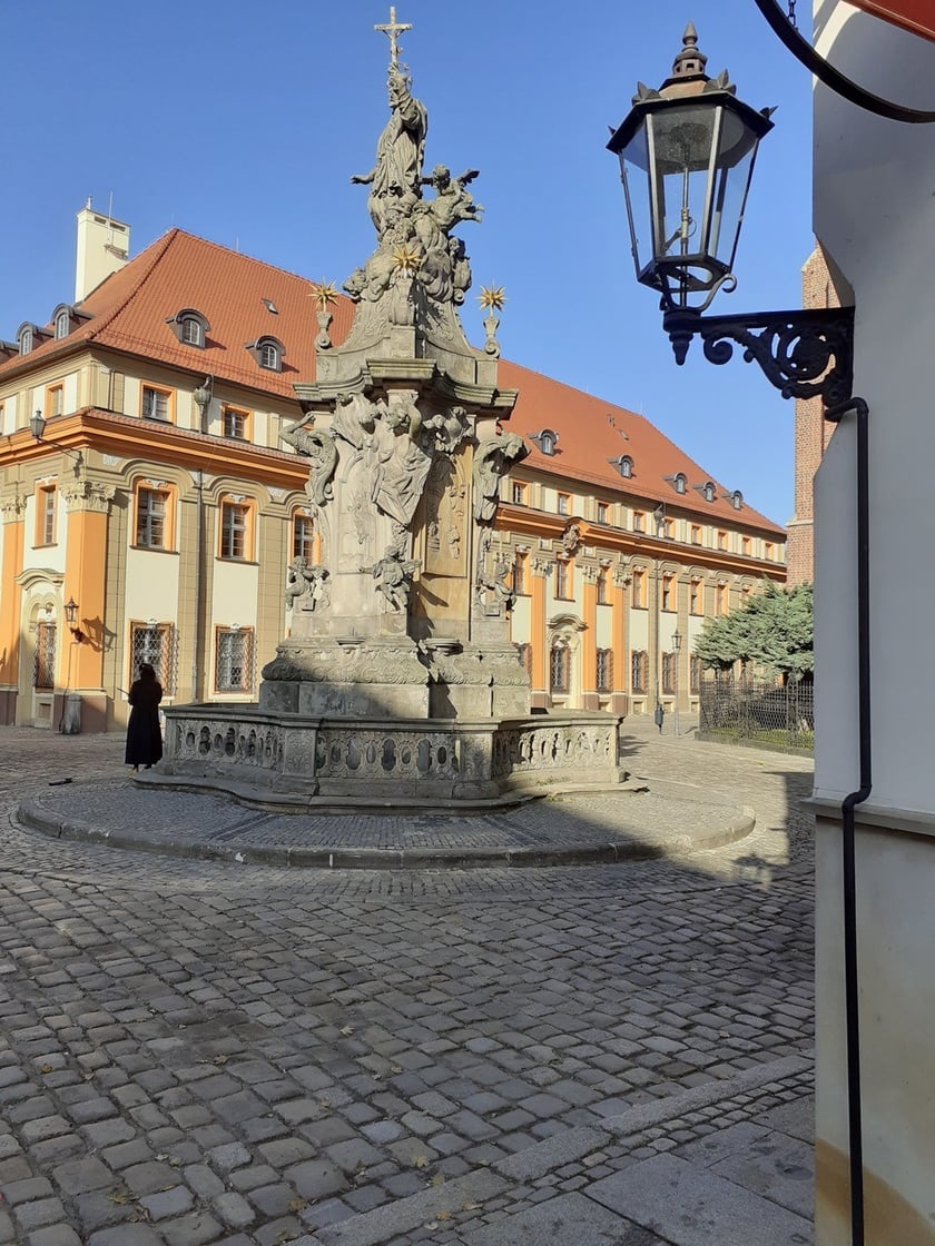 Pomnik Napomucena, za nim budynek Orphanotphaeum, pod ktr&oacute;rym kiedyś był cmentarz