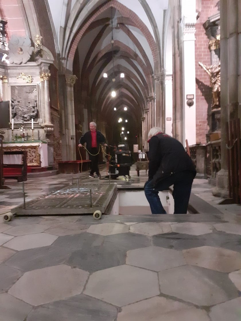 Mężczyzna u wejścia do krypty biskupiej w nawie bocznej, południowej
