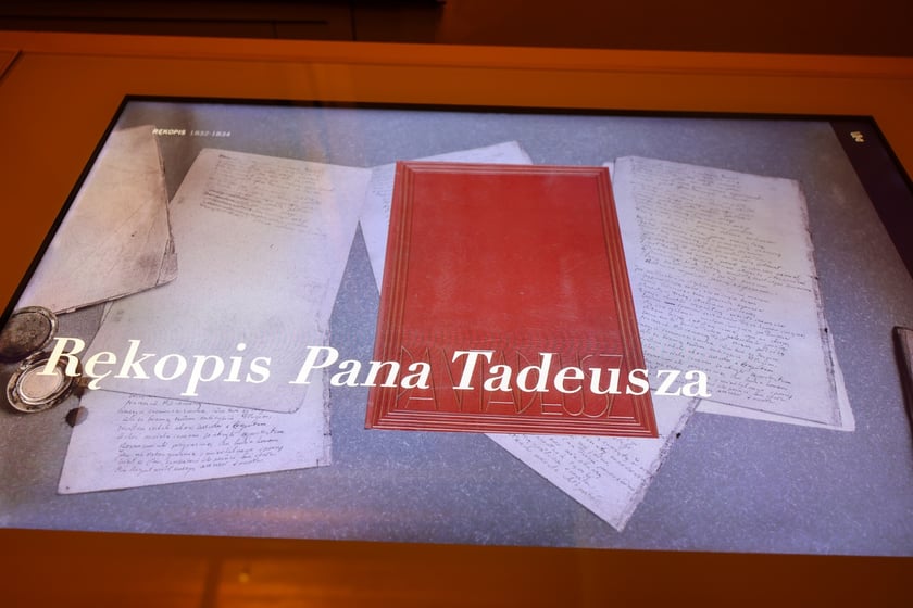 Rękopis piątej księgi &bdquo;Pana Tadeusza&rdquo; można obejrzeć w dniach 8-11 listopada w Muzeum Pana Tadeusza &ndash; także w zbliżeniu na specjalnych interaktywnych ekranach