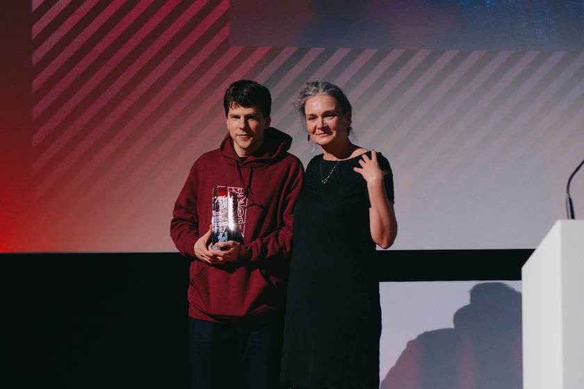 Jesse Eisenberg z Indie Star Award i Urszula Śniegowska, dyrektorka artystyczna American Film Festival 2024
