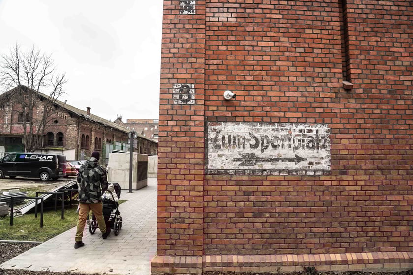 Ceglane pozostałości po koszarach w lutym 2024