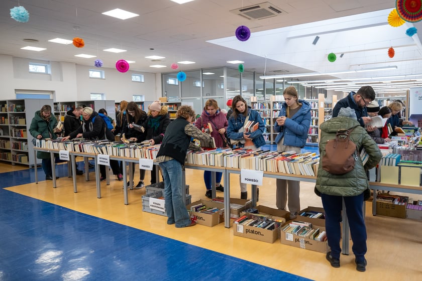 Mieszkańcy Wrocławia chętnie włączyli się w pomoc powodzianom z Ziemi Kłodzkiej i przez całą sobotę kupowali książki na kiermaszu w bibliotece na Nowym Dworze