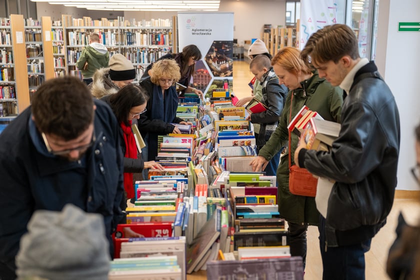 Mieszkańcy Wrocławia chętnie włączyli się w pomoc powodzianom z Ziemi Kłodzkiej i przez całą sobotę kupowali książki na kiermaszu w bibliotece na Nowym Dworze