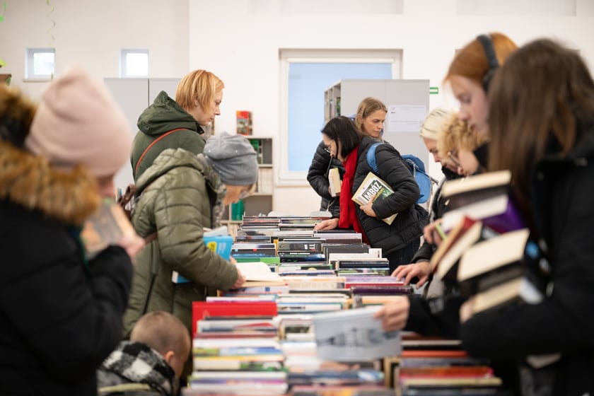 Mieszkańcy Wrocławia chętnie włączyli się w pomoc powodzianom z Ziemi Kłodzkiej i przez całą sobotę kupowali książki na kiermaszu w bibliotece na Nowym Dworze
