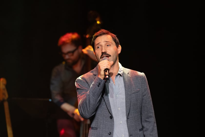Koncert "I tak przyjdzie wiosna!" został zorganizowany po to, żeby pom&oacute;c ludziom, kt&oacute;rzy ucierpieli w czasie wrześniowej powodzi. Na zdjęciu Maciej Maciejewski&nbsp;