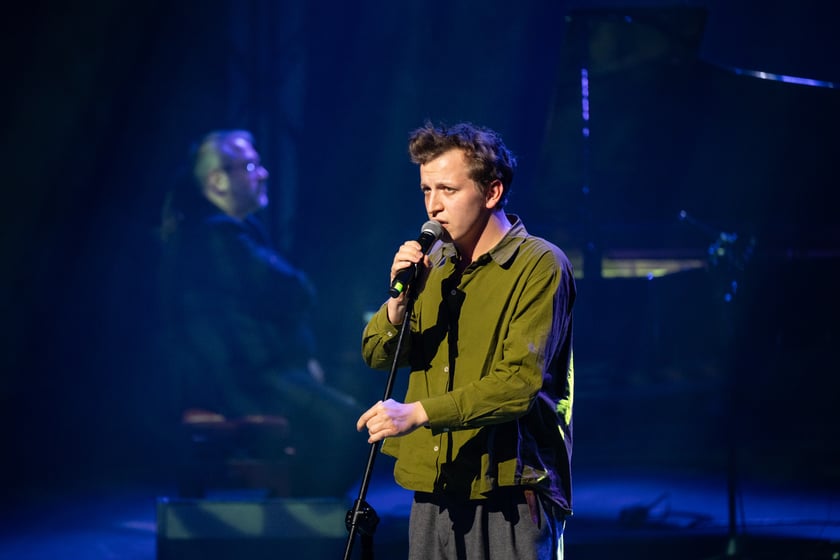 Koncert "I tak przyjdzie wiosna!" został zorganizowany po to, żeby pom&oacute;c ludziom, kt&oacute;rzy ucierpieli w czasie wrześniowej powodzi. Na zdjęciu Maciej Musiałowski