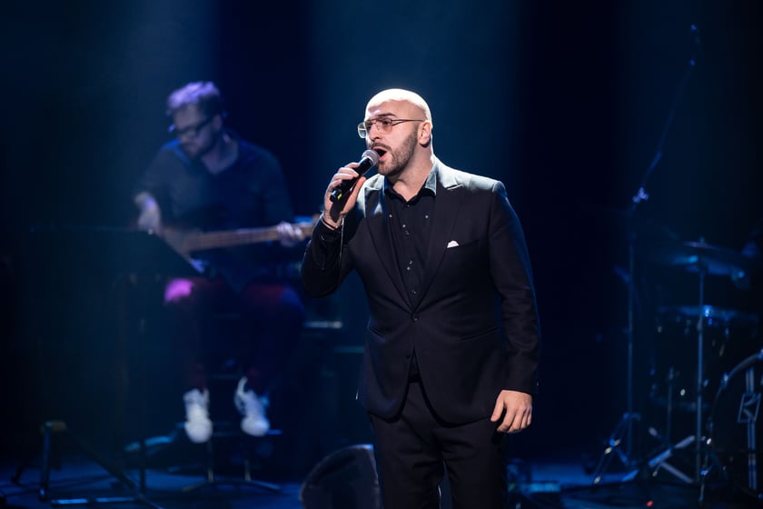 Koncert "I tak przyjdzie wiosna!" został zorganizowany po to, żeby pom&oacute;c ludziom, kt&oacute;rzy ucierpieli w czasie wrześniowej powodzi. Na zdjęciu&nbsp;Artur Caturian.