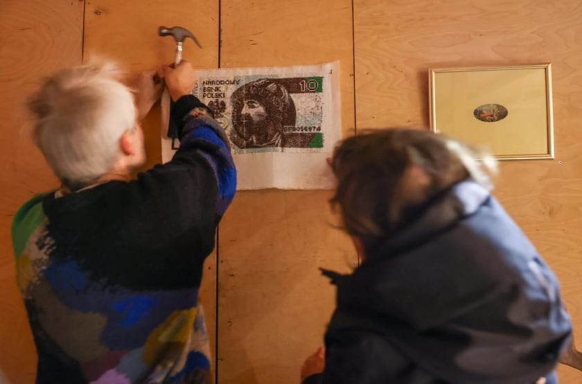 Na zdjęciu wernisaż wystawy #Dług na Targowisku Jemiołowa