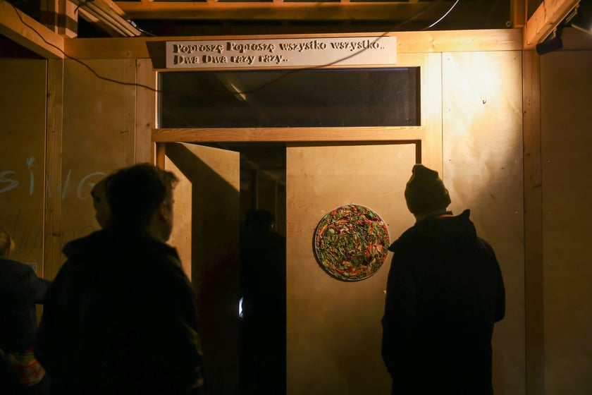 Na zdjęciu wernisaż wystawy #Dług na Targowisku Jemiołowa