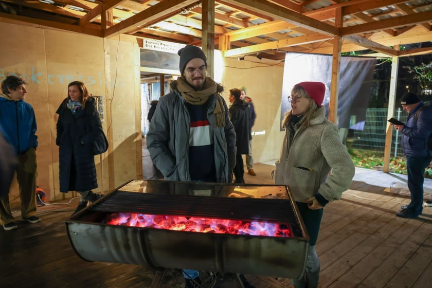 Na zdjęciu wernisaż wystawy #Dług na Targowisku Jemiołowa