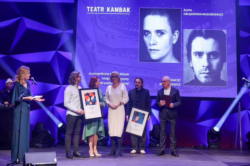 Wrocławska Nagroda Artystyczna 2024. Zwycięzc&oacute;w poznaliśmy we wtorek, 10 grudnia w Sali Czerwonej Narodowego Forum Muzyki podczas gali &ndash; laureaci z dziedziny: Teatr (tw&oacute;rcy Teatru Kambak)