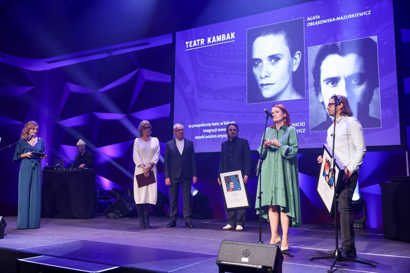 Wrocławska Nagroda Artystyczna 2024. Zwycięzc&oacute;w poznaliśmy we wtorek, 10 grudnia w Sali Czerwonej Narodowego Forum Muzyki podczas gali &ndash; laureaci z dziedziny: Teatr (tw&oacute;rcy Teatru Kambak &ndash; Agata Obłąkowska-Mazurkiewicz, Maciej Mazurkiewicz)