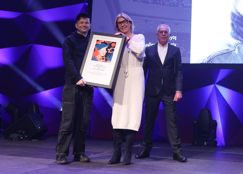 Wrocławska Nagroda Artystyczna 2024. Zwycięzc&oacute;w poznaliśmy we wtorek, 10 grudnia w Sali Czerwonej Narodowego Forum Muzyki podczas gali &ndash; laureaci z dziedziny: Muzyka rozrywkowa (Maciej Kurowcki z zespołu HURT)&nbsp;