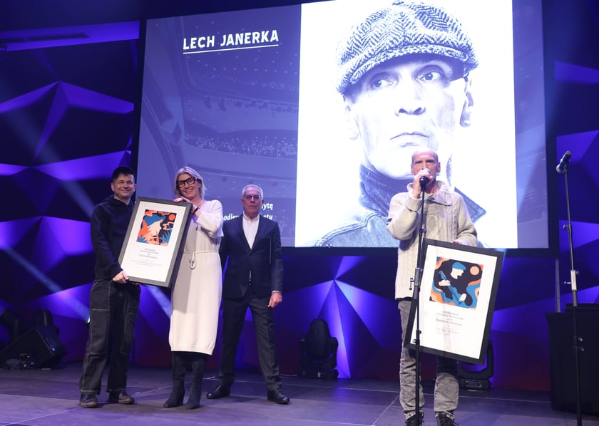 Wrocławska Nagroda Artystyczna 2024. Zwycięzc&oacute;w poznaliśmy we wtorek, 10 grudnia w Sali Czerwonej Narodowego Forum Muzyki podczas gali &ndash; laureaci z dziedziny: Muzyka rozrywkowa (z lewej Maciej Kurowcki z zespołu HURT, z prawej Lech Janerka przy mikrofonie)&nbsp;