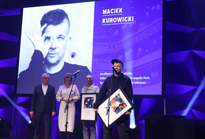 Wrocławska Nagroda Artystyczna 2024. Zwycięzc&oacute;w poznaliśmy we wtorek, 10 grudnia w Sali Czerwonej Narodowego Forum Muzyki podczas gali &ndash; laureaci z dziedziny: Muzyka rozrywkowa (przemawia Maciej Kurowicki z zespołu HURT)