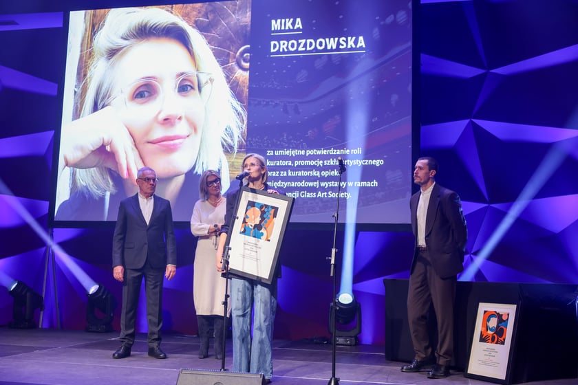Wrocławska Nagroda Artystyczna 2024. Zwycięzc&oacute;w poznaliśmy we wtorek, 10 grudnia w Sali Czerwonej Narodowego Forum Muzyki podczas gali &ndash; laureaci z dziedziny: Sztuki wizualne (przemawia Mika Drozdowska)