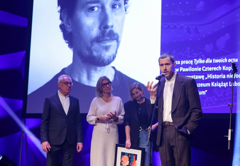 Wrocławska Nagroda Artystyczna 2024. Zwycięzc&oacute;w poznaliśmy we wtorek, 10 grudnia w Sali Czerwonej Narodowego Forum Muzyki podczas gali &ndash; laureaci z dziedziny: Sztuki wizualne (przemawia Olaf Brzeski)&nbsp;