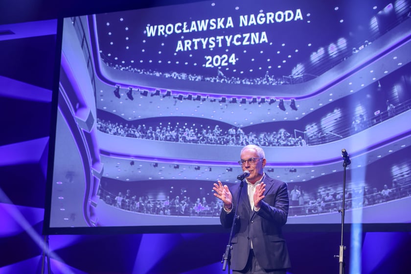 Wrocławska Nagroda Artystyczna 2024. Zwycięzc&oacute;w poznaliśmy we wtorek, 10 grudnia w Sali Czerwonej Narodowego Forum Muzyki podczas gali.&nbsp;Dyrektor Wydziału Kultury Jerzy Pietraszek
