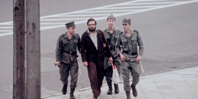 Kadr z filmu "Rok z życia kraju"