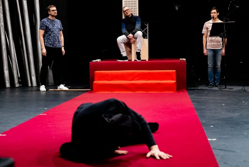 Zdjęcie z próby "Czekając na barbarzyńców" we Wrocławskim Teatrze Współczesnym