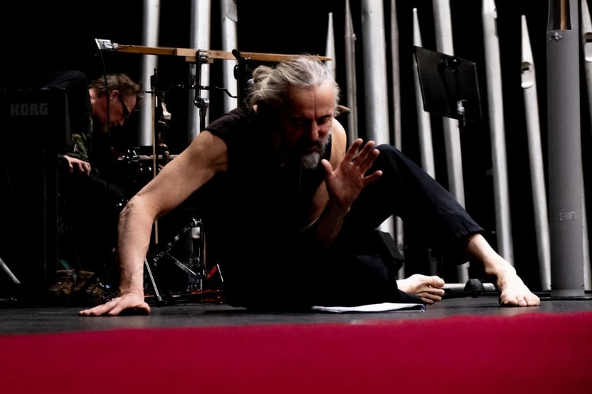 Zdjęcie z próby "Czekając na barbarzyńców" we Wrocławskim Teatrze Współczesnym