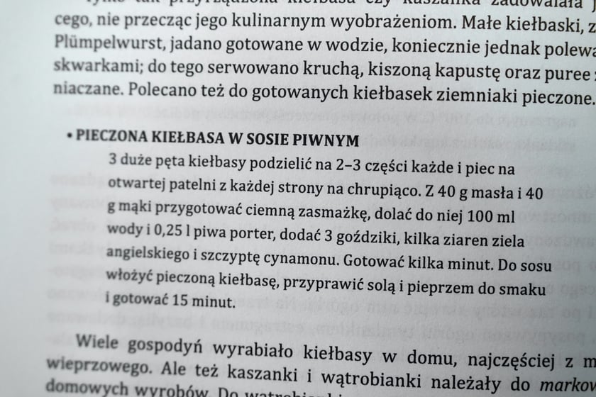Pieczona kiełbasa w sosie piwnym-przepis z książki