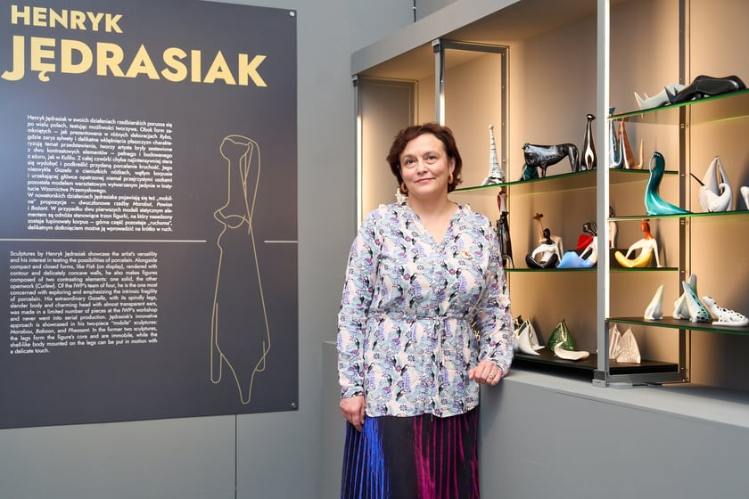 dr Barbara Banaś na wystawie &bdquo;Wielka czw&oacute;rka i inni. Ceramiczna rzeźba kameralna w PRL-u&rdquo; w Muzeum Narodowym&nbsp;