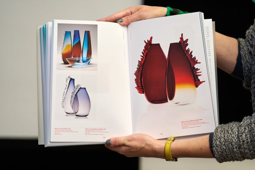 Książka-katalog wystawy &bdquo;Szklane życiorysy&rdquo; &ndash; projekty Aleksandry Kujawskiej