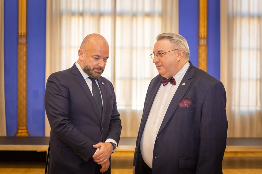 Jacek Sutryk i Marek Pisarski; uroczystość wręczenia odznaczeń w sali na antresoli dworca Wrocław Gł&oacute;wny (18 stycznia