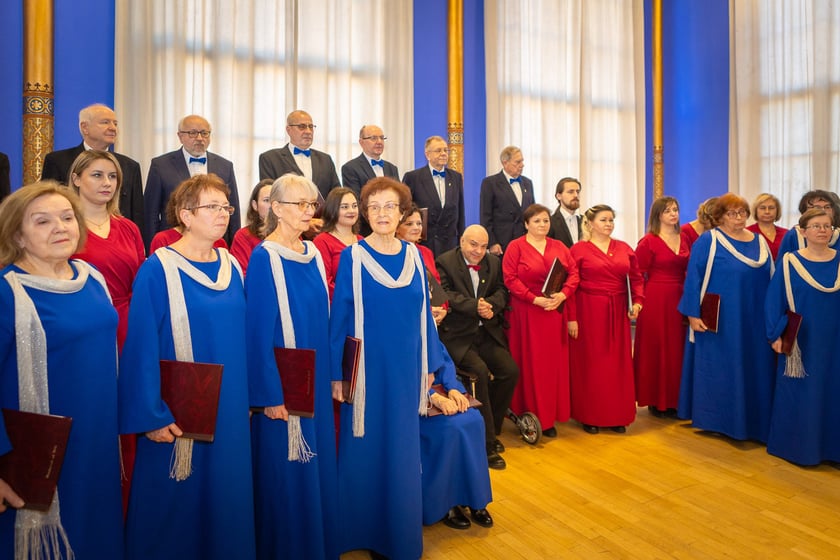Uroczystość wręczenia odznaczeń w sali na antresoli dworca Wrocław Główny (18 stycznia