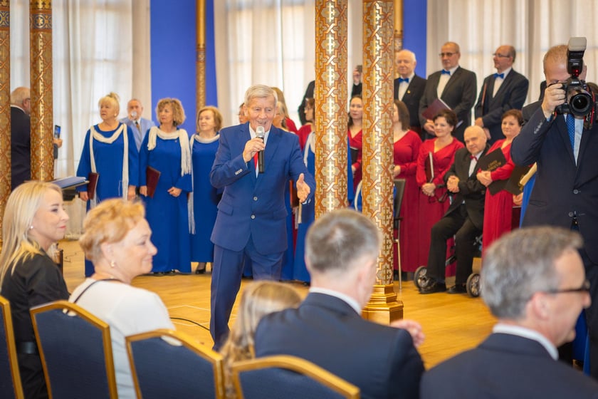 Uroczystość wręczenia odznaczeń w sali na antresoli dworca Wrocław Główny (18 stycznia