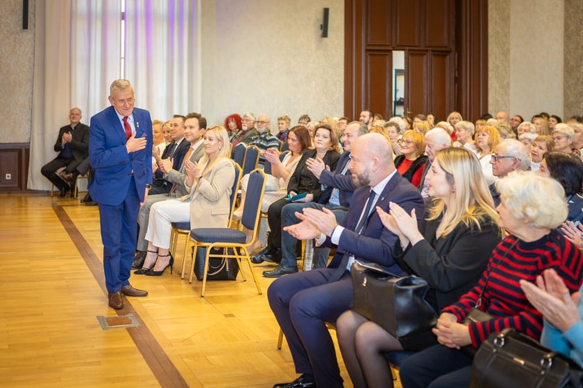 Uroczystość wręczenia odznaczeń w sali na antresoli dworca Wrocław Główny (18 stycznia
