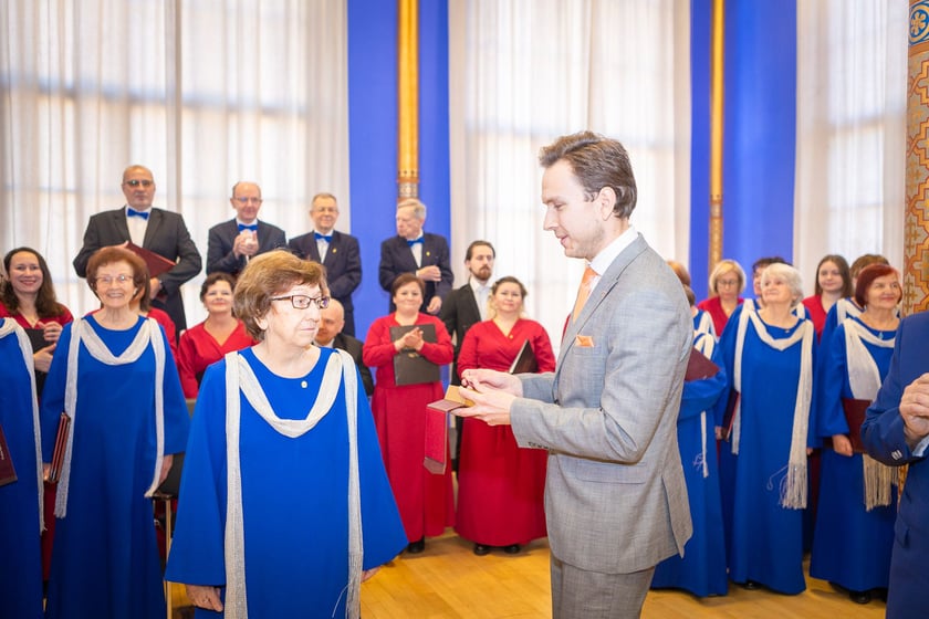 Uroczystość wręczenia odznaczeń w sali na antresoli dworca Wrocław Główny (18 stycznia