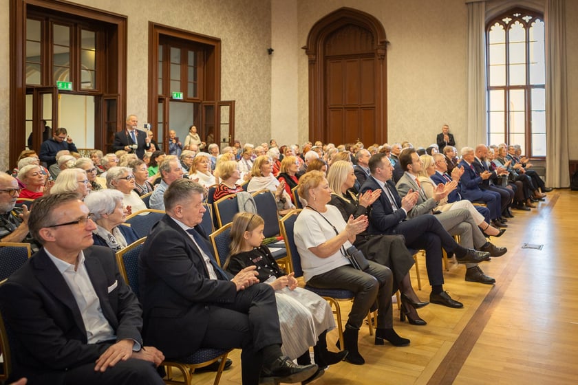 Uroczystość wręczenia odznaczeń w sali na antresoli dworca Wrocław Główny (18 stycznia