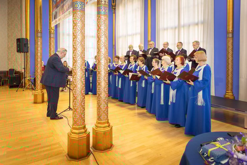 Uroczystość wręczenia odznaczeń w sali na antresoli dworca Wrocław Główny (18 stycznia