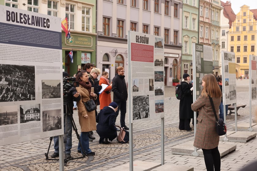 Wystawa plenerowa &bdquo;Amputacja czy rekonstrukcja. Miasta południowo-zachodniej Polski po 1945 roku&rdquo; w rynku do 11 marca.&nbsp;