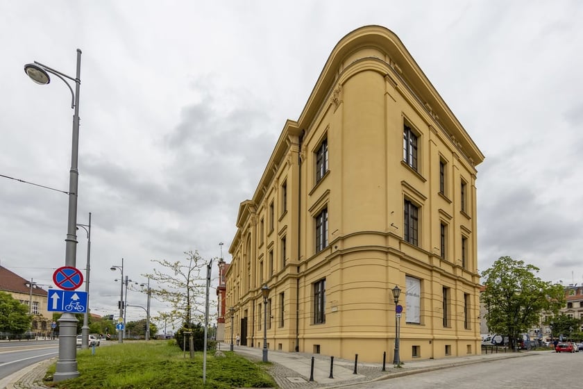 Dziś L'UNI– dawniej „Farmacja”. Nowoczesne biura są w dawnym budynku Wydziału Farmacji Uniwersytetu Medycznego przy ul. Grodzkiej.