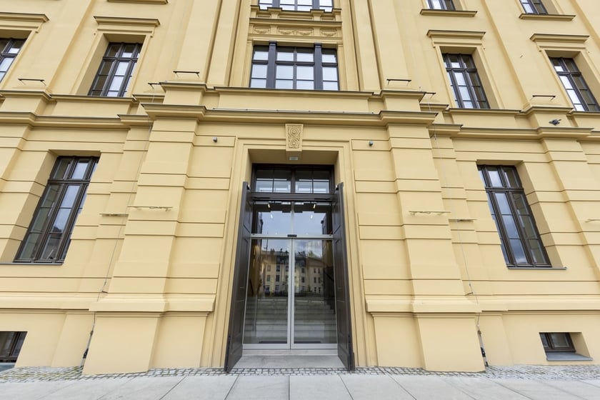 Dziś L'UNI– dawniej „Farmacja”. Nowoczesne biura są w dawnym budynku Wydziału Farmacji Uniwersytetu Medycznego przy ul. Grodzkiej.