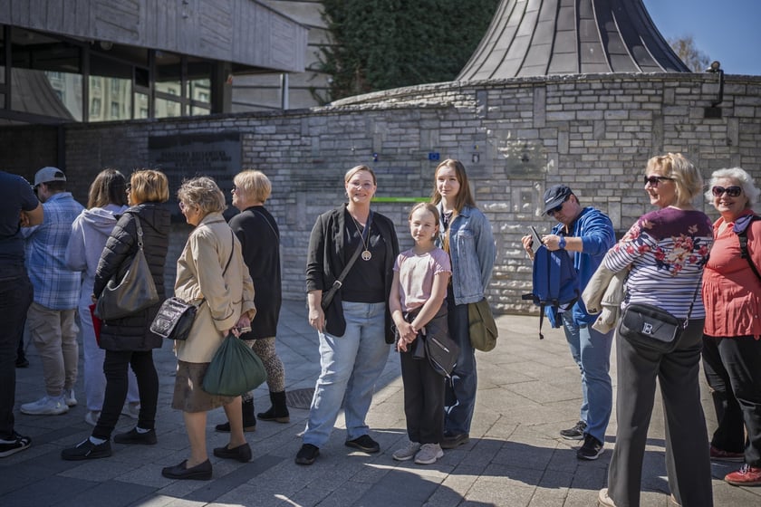 Kolejki zwiedzających przed Panoramą Racławicką 4 kwietnia &ndash; wrocławianka, pani Agnieszka z c&oacute;rkami Nataszą i Melanią&nbsp;
