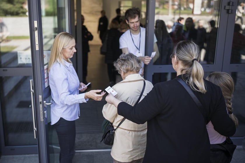 Kolejki zwiedzających przed Panoramą Racławicką 4 kwietnia