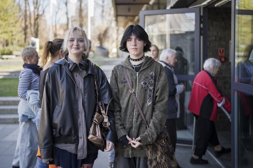 Kolejki zwiedzających przed Panoramą Racławicką 4 kwietnia &ndash; Zofia i Olek